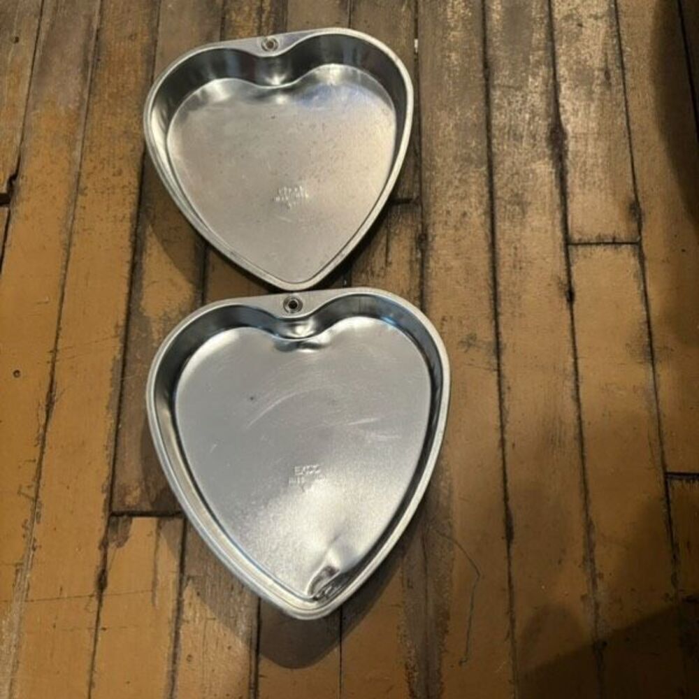 2 Ekco M165 9” Heart Shape Cale Pans